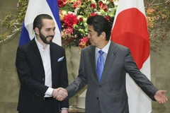 Thủ tướng Nhật Bản Shinzo Abe (phải) và Tổng thống El Salvador Nayib Bukele. (Nguồn:Kyodo) 