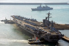Tàu sân bay USS CVN-70 Carl Vinson tại thành phố cảng miền Nam Busan (Hàn Quốc) ngày 11/1/2011. (Nguồn: AFP/TTXVN)