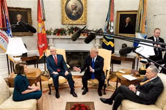 (Từ trái sang) Lãnh đạo thiểu số tại Hạ viện Mỹ Nancy Pelosi, Phó Tổng thống Mike Pence, Tổng thống Mỹ Donald Trump và Lãnh đạo thiểu số tại Thượng viện Mỹ Charles E. Schumer tại cuộc gặp ở Nhà Trắng ngày 11/12/2018. (Nguồn: AFP/TTXVN) 