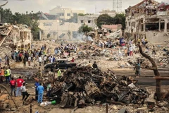 Hiện trường vụ đánh bom tại Mogadishu, Somalia ngày 15/10. (Nguồn: AFP/TTXVN)
