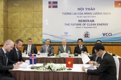 Phó Thủ tướng Hoàng Trung Hải và Tổng thống Iceland Ólafur Ragnar Grímsson tham dự buổi hội thảo. (Ảnh: Tuấn Anh/TTXVN)