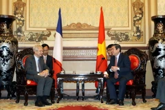 Chủ tịch Ủy ban Nhân dân Thành phố Hồ Chí Minh Nguyễn Thành Phong tiếp Chủ tịch Quốc hội Cộng hòa Pháp Claude Bartolone đang thăm chính thức Việt Nam. (Ảnh: Thanh Vũ/TTXVN)