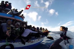 Thuyền của lực lượng cứu hộ bờ biển Italy trong một chiến dịch giải cứu những người nhập cư ngoài khơi đảo Sicily ngày 12/4/2015. (Nguồn: AFP/TTXVN)