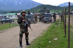 Các binh siỹ Ấn Độ gác bên ngoài doanh trại quân đội ở quận Kupwara sau vụ đánh bom ngày 27/4. (Nguồn: EPA/TTXVN)