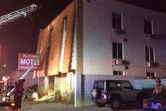 Hỏa hoạn xảy ra lúc sáng sớm tại tòa chung cư 3 tầng Alpine Motel. (Nguồn: CNN) 