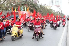 Học sinh, sinh viên thủ đô tham gia diễu hành hưởng ứng míttinh phòng, chống HIV/AIDS. (Ảnh: Quốc Khánh/TTXVN)