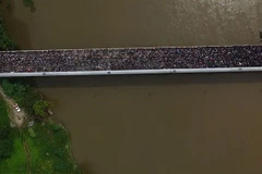 Người di cư trên cây cầu quốc tế nối Mexico và Guatemala ở bang Pijijiapan Chiapas (Mexico) trong hành trình tới Mỹ, ngày 19/10. (Nguồn: AFP/TTXVN) 