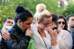 Người dân tham dự lễ tưởng niệm các nạn nhân vụ tấn công khủng bố ở Manchester. (Nguồn: THX/TTXVN)