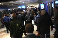 Đội phá bom đã được điều động tới sân bay. (Nguồn: twitter.com)