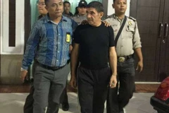 Tội phạm buôn người Naghi Karimi Azar (áo đen). (nguồn: viva.co.id)