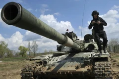 Binh sỹ và xe quân sự Ukraine tham ra tập duyệt diễu binh ở Kiev ngày 19/8/2016. (Nguồn: AFP/TTXVN)