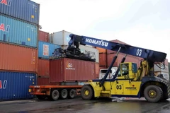 Xe cẩu chuyên dụng bốc dỡ container tại Cảng Đà Nẵng. (Ảnh: Trần Lê Lâm/TTXVN)