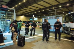 Cảnh sát Đức tăng cường kiểm soát an ninh tại nhà ga ở thành phố Chemnitz ngày 8/10. (Nguồn: AFP/TTXVN)
