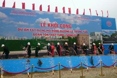 Các đại biểu động thổ, khởi công xây dựng công trình. (Ảnh: Nguyễn Văn Cảnh/TXVN)