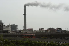 Khói ô nhiễm bốc lên từ nhà máy nhiệt điện Badarpur, thủ đô New Delhi, Ấn Độ. (Nguồn: AFP/TTXVN) 
