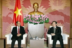 Phó Chủ tịch Quốc hội Phùng Quốc Hiển tiếp Chủ nhiệm Ủy ban Kinh tế, Công nghệ và Môi trường của Quốc hội Lào Bounpone Sisoulath. (Ảnh: Nguyễn Dân/TTXVN)