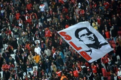 Hàng chục nghìn người đội mưa tiễn huyền thoại Eusebio