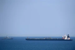 Tàu của Hải quân Hoàng gia Anh (trái) tuần tra gần tàu chở dầu Grace 1 bị nghi ngờ vi phạm các lệnh trừng phạt của Liên minh châu Âu (EU) khi chở dầu đến Syria, ngày 4/7/2019. (Nguồn: AFP/TTXVN) 