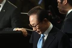 Cựu Tổng thống Lee Myung-bak rời văn phòng công tố sau cuộc thẩm vấn. (Nguồn: YonhapTTXVN)