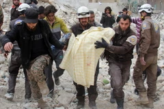 Lực lượng dân phòng Syria chuyển nạn nhân khỏi đống đổ nát sau một đợt không kích ở tỉnh Idlib ngày 15/2. (Nguồn: AFP/TTXVN)