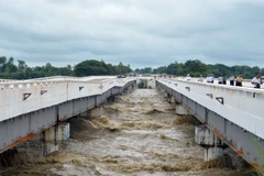Cây cầu dọc tuyến đường cao tốc nối Yangon và Naypyidaw (Myanmar) bị nước lũ làm hư hại sau sự cố vỡ đê ngày 29/8. (Nguồn: AFP/TTXVN)