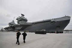 Tàu sân bay HMS Queen Elizabeth tại căn cứ hải quân Portsmouth, miền Nam Anh ngày 16/8/2017. (Nguồn: AFP/ TTXVN) 