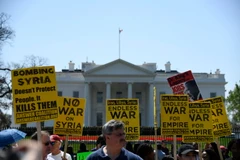 Người dân Mỹ đã tập trung tuần hành bên ngoài Nhà Trắng ở thủ đô Washington D.C., phản đối cuộc tấn công do Mỹ và các đồng minh Anh, Pháp tiến hành nhằm vào Syria. (Nguồn: THX/TTXVN)