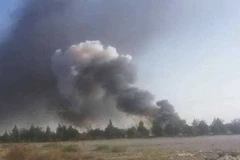 Khói bốc lên từ hiện trường vụ rơi máy bay trực thăng ở tỉnh Balkh, Afghanistan ngày 2/9. (Nguồn:Radio Pakistan/TTXVN)