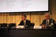 Đại sứ Việt Nam tại Đức Nguyễn Minh Vũ (trái) phát biểu tại Hội thảo. (Ảnh: Anh Đức/TTXVN) 