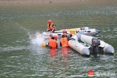 Nhân viên cứu hộ tại hiện trường. (Nguồn: sohu.com) 