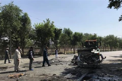 Nhân viên an ninh điều tra tại hiện trường vụ nổ bên ngoài cổng trường Đại học Kabul, Afghanistan ngày 19/7. (Nguồn: THX/TTXVN) 