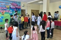 Tiết mục biểu diễn văn nghệ tại buổi khai giảng. (Ảnh: Dương Trí/TTXVN)