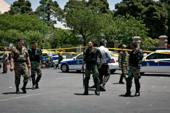 Cảnh sát Iran làm nhiệm vụ bên ngoài tòa nhà Quốc hội ở Tehran sau vụ tấn công ngày 7/6. (Nguồn: THX/TTXVN)