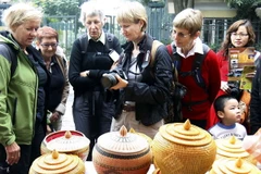 Du khách tham quan và mua sắm các sản phẩm của Hà Nội. (Ảnh: Thanh Tùng/TTXVN)