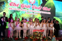 Hát mừng sinh nhật câu lạc bộ và Giáng sinh. (Ảnh: Ngọc Mai/Vietnam+)