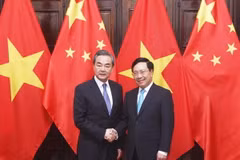 Phó Thủ tướng, Bộ trưởng Bộ Ngoại giao Phạm Bình Minh và Ủy viên Quốc vụ, Bộ trưởng Bộ Ngoại giao Trung Quốc Vương Nghị. (Ảnh: Lâm Khánh/TTXVN) 