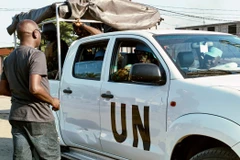 Một người dân nói chuyện với lực lượng gìn giữ hòa bình Liên hợp quốc. Các nhân chứng nói họ nghe tiếng súng vào sáng sớm, và nhìn thấy các tù nhân trên đường phố. (Nguồn: Reuters)