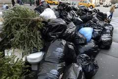 Những túi rác thải trên một đường phố ở New York, Mỹ. (Nguồn: AFP/TTXVN) 