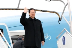 Thủ tướng Nguyễn Tấn Dũng đến sân bay Quốc tế Charles de Gaulle, Paris. (Ảnh: Đức Tám/TTXVN)