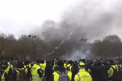 Người biểu tình Áo vàng tại thủ đô Paris, Pháp ngày 1/12/2018. (Nguồn: THX/TTXVN) 
