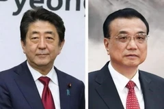 Thủ tướng Trung Quốc Lý Khắc Cường (phải) và Thủ tướng Nhật Bản Shinzo Abe. (Nguồn: Kyodo/TTXVN)