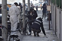 Cảnh sát làm nhiệm vụ tại hiện trường một vụ nổ. (Nguồn: EPA/TTXVN)