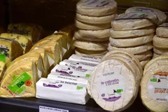 Phomát được bày bán tại một siêu thị ở Saintes, Pháp. (Nguồn: AFP/TTXVN) 