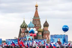 Người dân Nga vui mừng trước sự kiện ký hiệp ước về sáp nhập Cộng hòa tự trị Crimea vào Liên bang Nga, tại quảng trường Đỏ ở Moskva ngày 18/3/2014. (Nguồn: AFP/TTXVN)