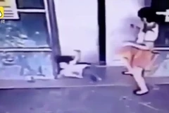 [Video] Hành động bất ngờ của bà mẹ cứu con gái bị kẹp thang máy