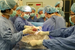 [Photo] Quá trình ghép gan cho con gái 8 tháng tuổi của ông bố 8X