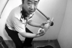 Em bé sau khi được kéo lên từ bồn cầu. (Nguồn: QQ)