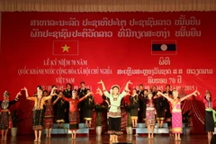 Một tiết mục văn nghệ ca ngợi về quan hệ Việt Nam-Lào tại Lễ míttinh kỷ niệm 70 năm Quốc khánh Việt Nam. (Ảnh: Phạm Kiên​/TTXVN)