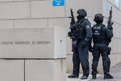 Cảnh sát gác tại khu vực Dresden, Đức, ngày 9/10/2019. (Nguồn: AFP/TTXVN) 