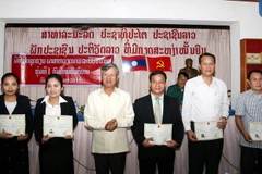 Đại sứ Nguyễn Mạnh Hùng chụp ảnh lưu niệm với 5 học sinh giỏi của lớp học. (Ảnh: Phạm Kiên/TTXVN) 